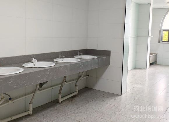 东华铁路学校宿舍楼公共洗漱间