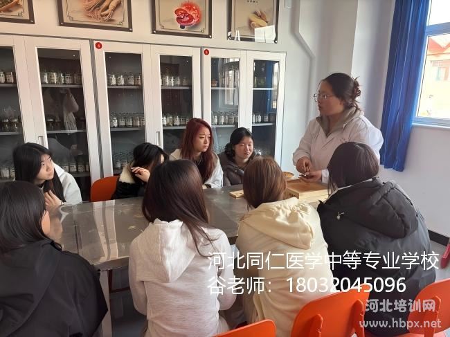 河北同仁医学中等专业学校药剂专业老师操作