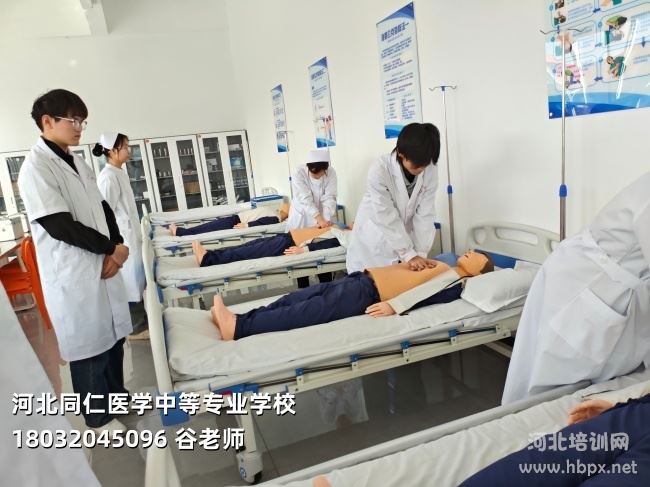 河北同仁医专护理专业学生集体练习人工呼吸气囊