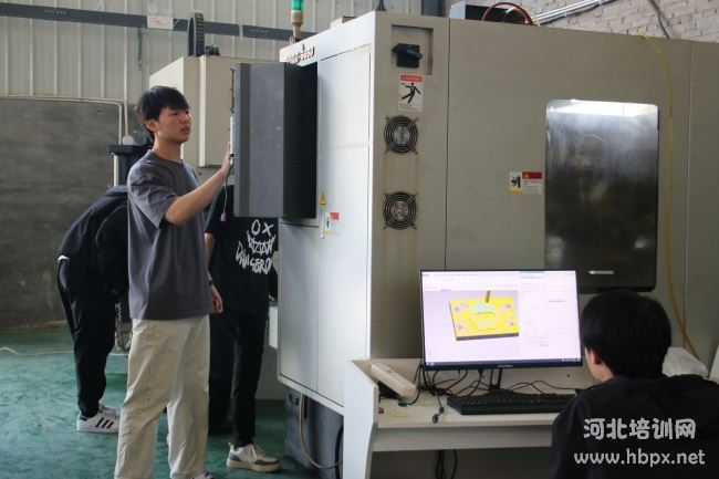 河北省工业数控技工学校数控专业学生实训