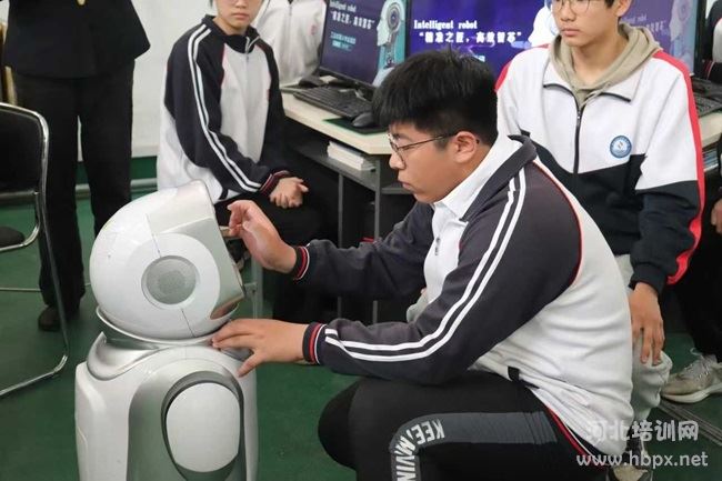 石家庄东华铁路学校工业机器人专业学生实训课堂