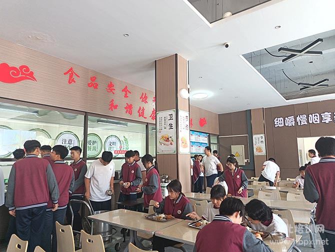 石家庄精英艺术高中食堂就餐一景
