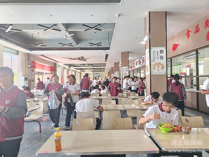 石家庄精英艺术高中食堂就餐随拍2