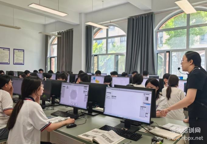 石家庄东华铁路学校艺术设计与制作专业实训课