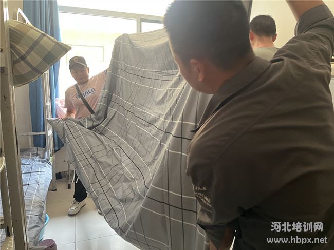 新生父母为学生铺床