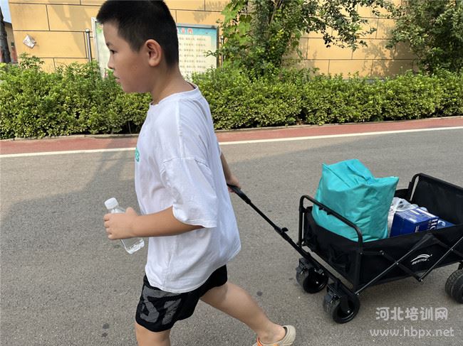 石家庄白求恩医学中等专业学校新生弟弟为哥哥拉行李
