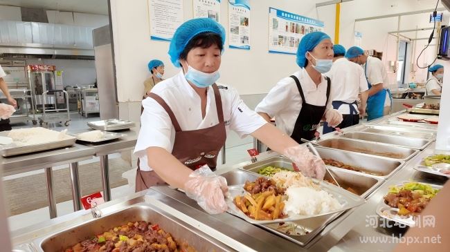 河北省工业数控技工学校2026年新生在食堂打饭