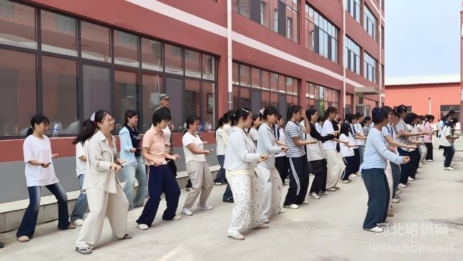 河北省工业数控技工学校女生学习匕首操