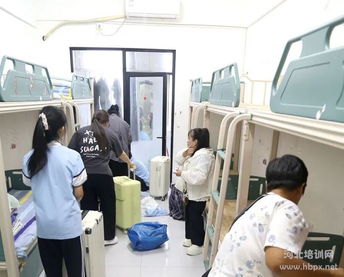 石家庄花都学校新同学们互不相识却温柔相助，一起整理床铺、摆放行李、打扫床铺、收拾书桌