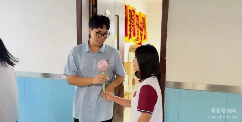 石家庄精英单招学生给老师献花