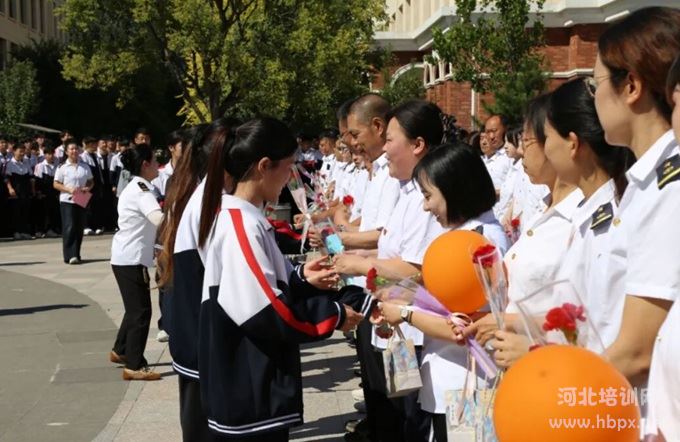 东华校领导和学生代表为老师们敬献鲜花与节日礼品