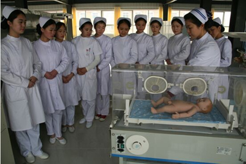 天使护士学校学生学习早产儿保暖箱应用