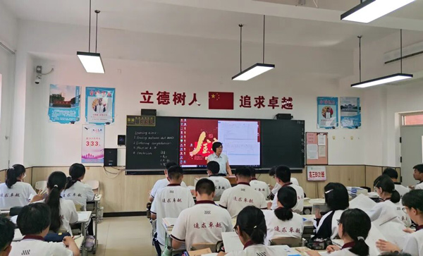石家庄哪个学校有高三日语复读班？