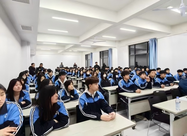 河北和平医疗卫生学校学生课堂状态