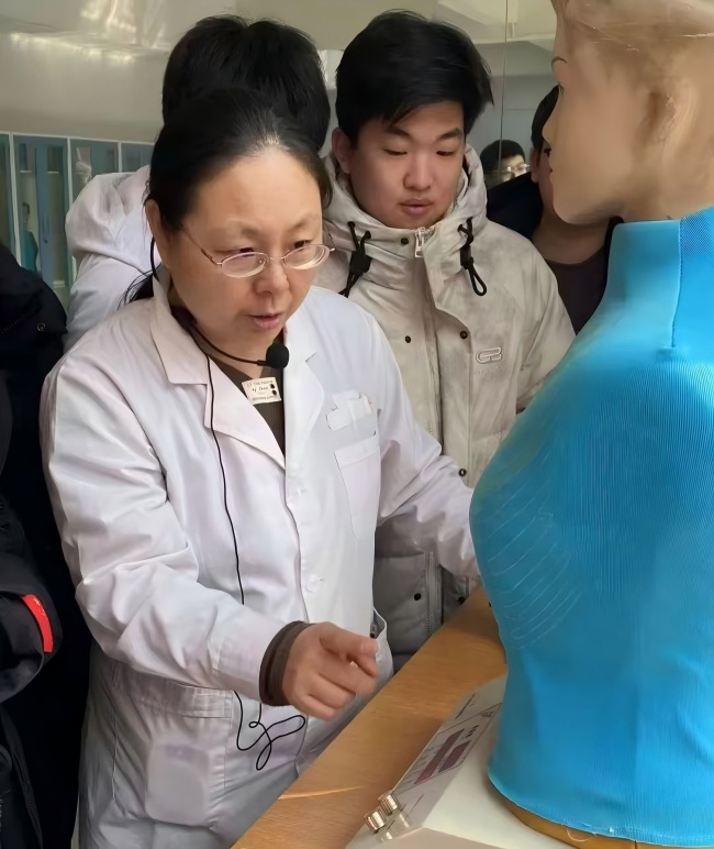 河北和平医疗卫生学校护理专业实训课教师讲解